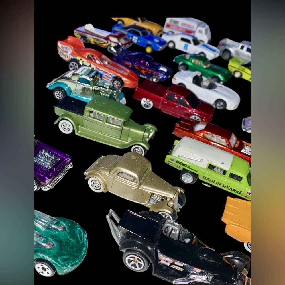 33 Hot Wheels vintage collection lot diecast vehicle hotwheels w/ 2 dividers - Picture 3 of 16